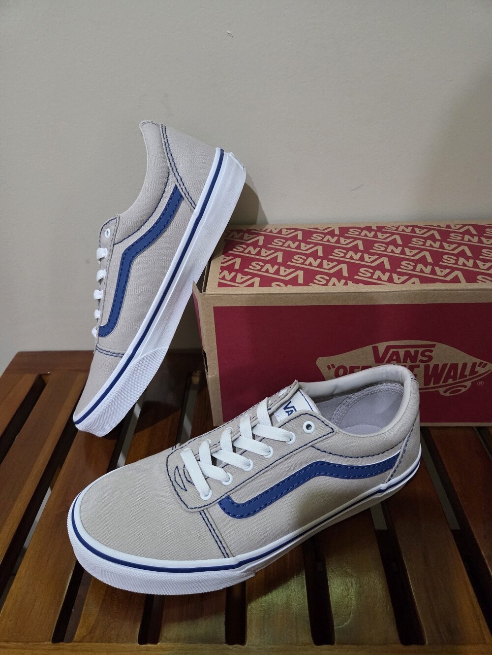 Vans Ward Men’s Gray Canvas Sneakers with Blue Stripe Size 5, 6 NEW